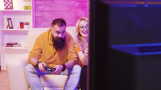 在网上玩电子游戏时失去的年轻夫妇不开心视频的预览图