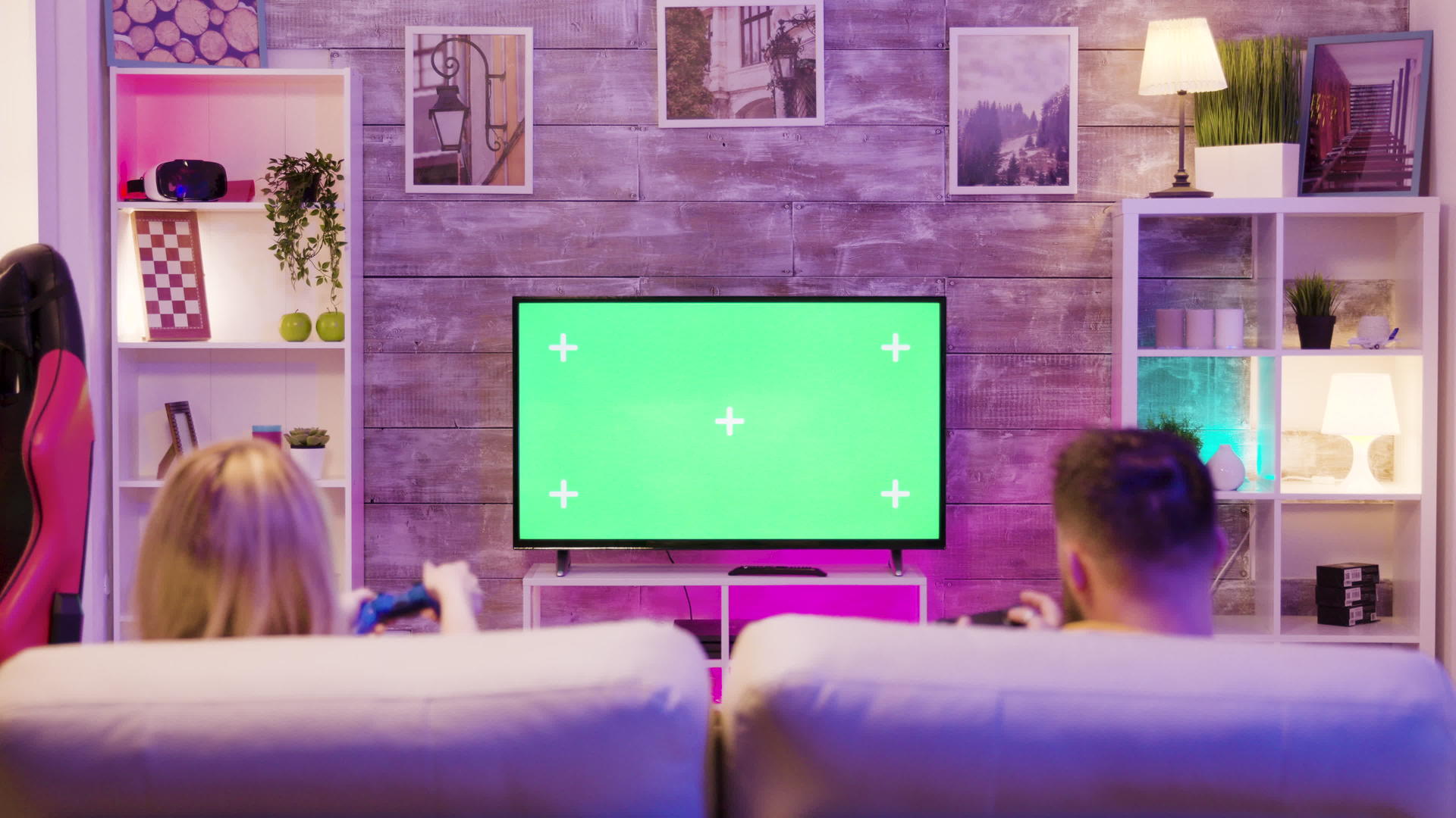 年轻夫妇坐在沙发上玩网络游戏视频的预览图