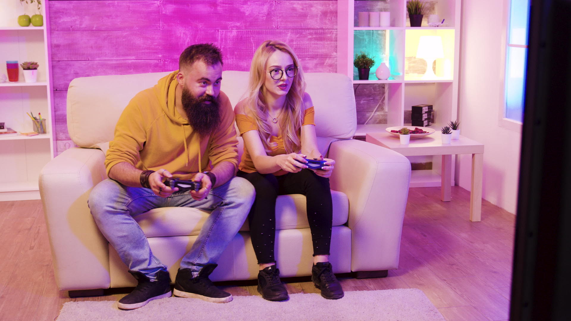 男朋友在玩电子游戏时赢得了他女朋友的对手视频的预览图