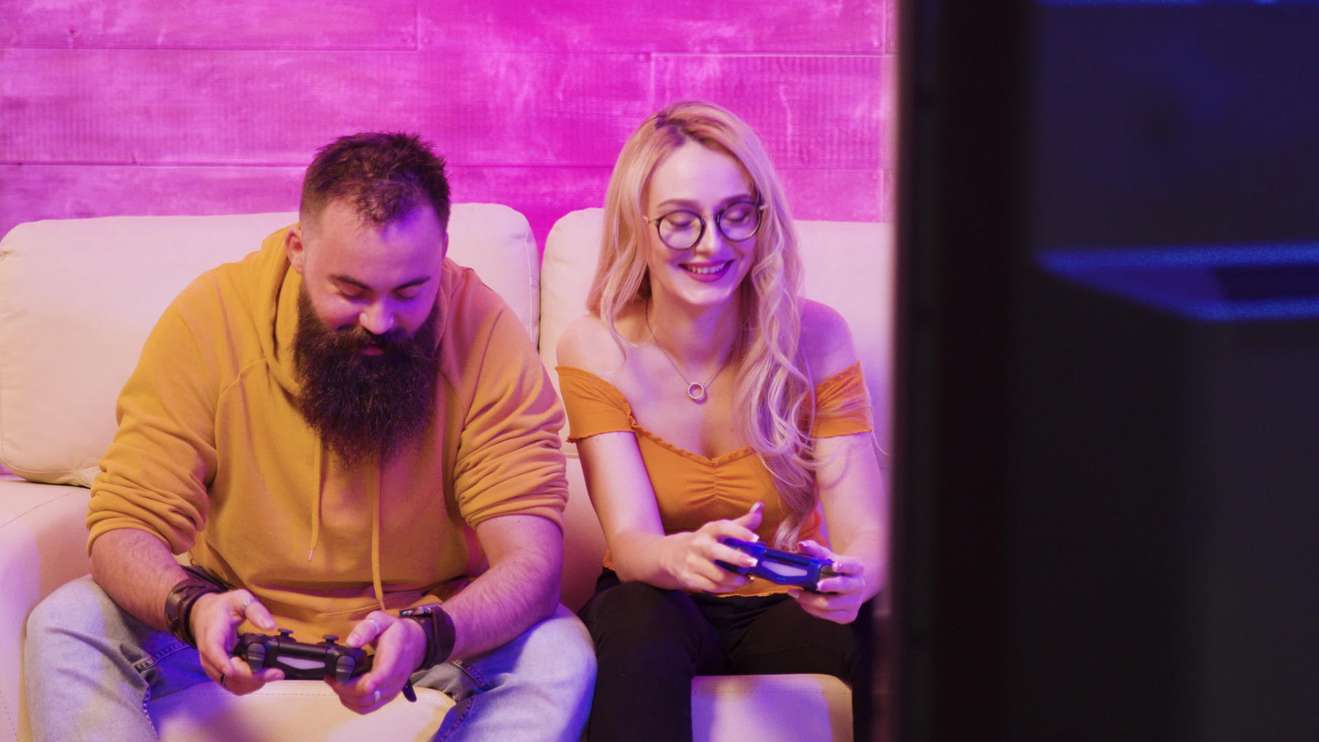 玩电子游戏时金发女性微笑视频的预览图