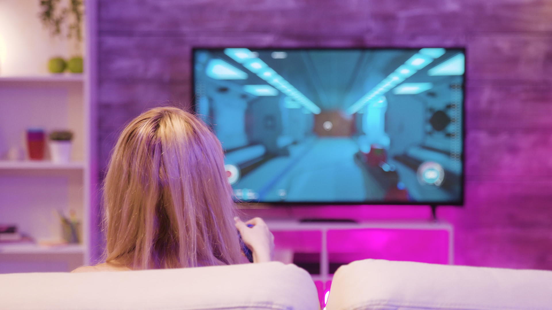 男朋友和女朋友一起玩电子游戏然后加入他的女朋友玩游戏视频的预览图