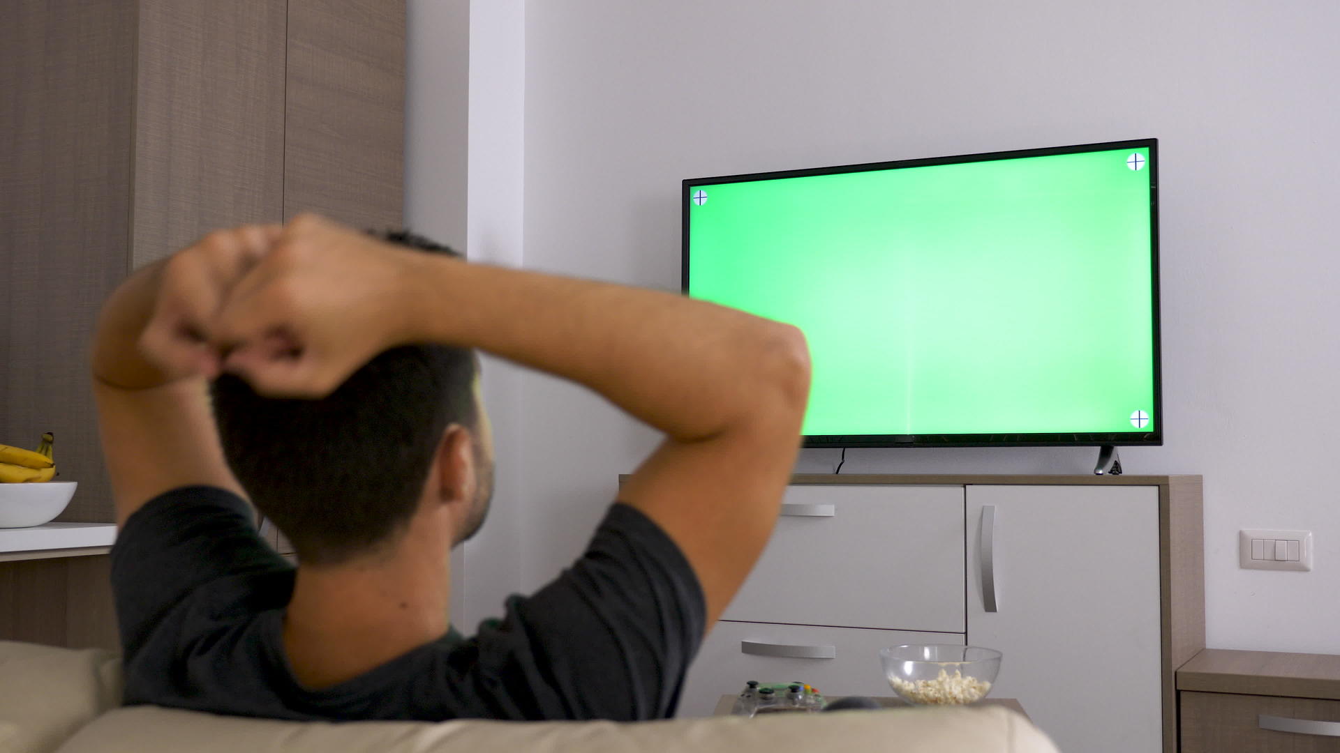 男人看大型绿色模拟屏幕电视视频的预览图
