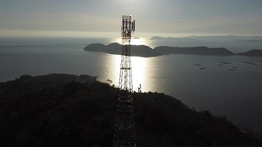 山顶上的电信天线视频的预览图