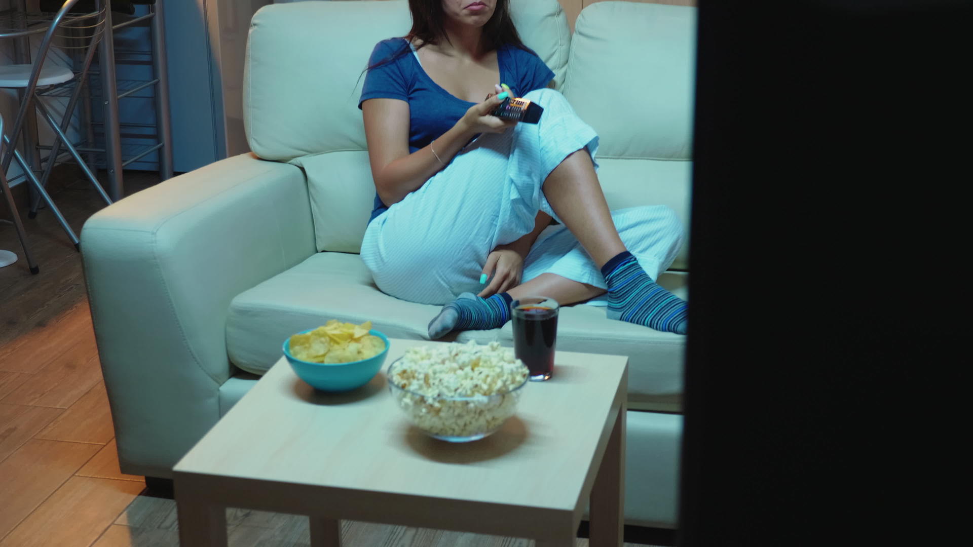 女人有遥控和吃爆米花视频的预览图