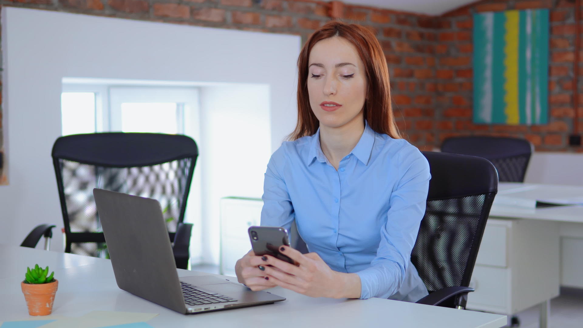 女办公室使用手机的女商人视频的预览图