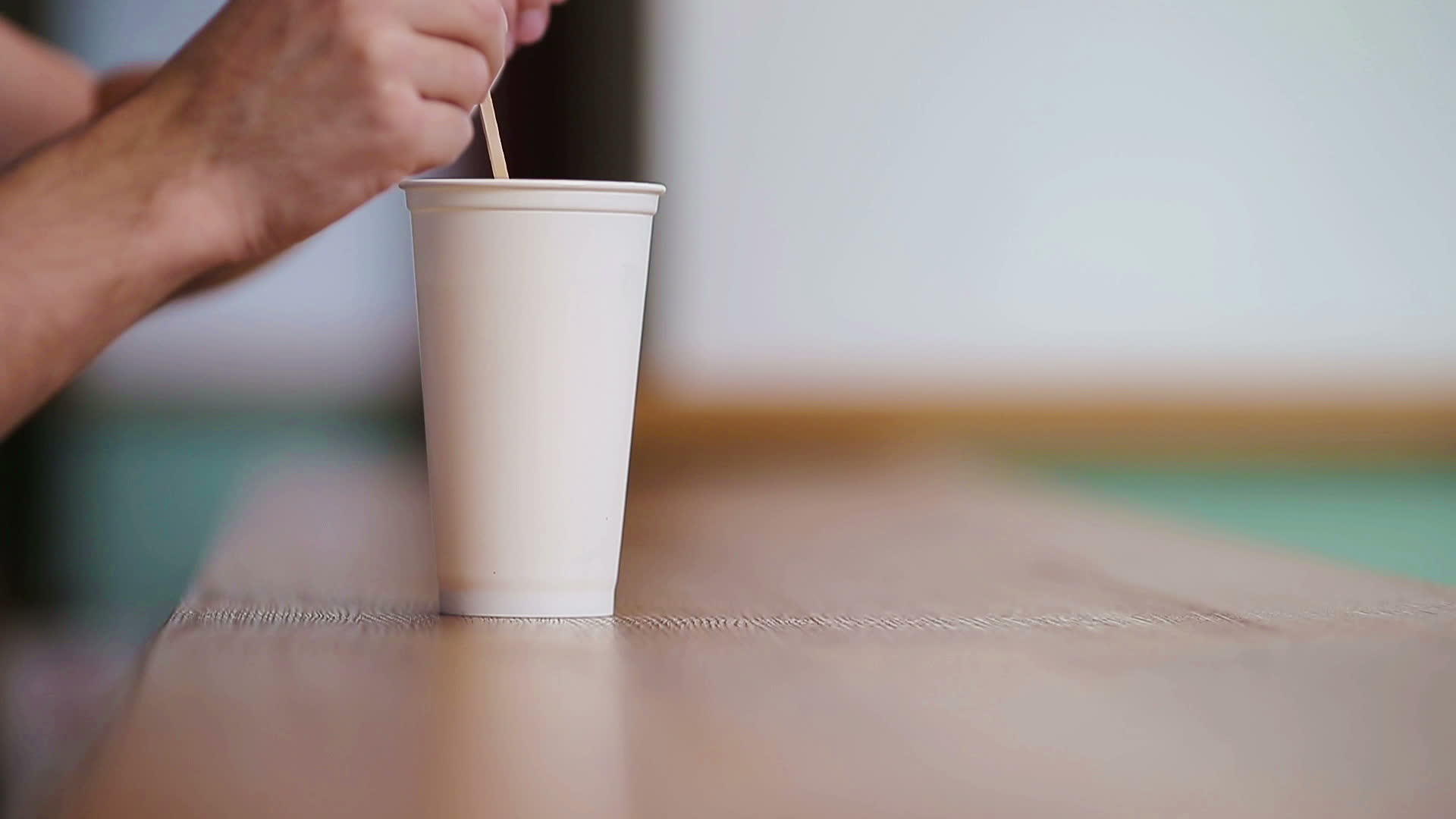 在咖啡馆里用咖啡因搅拌杯子里的糖视频的预览图