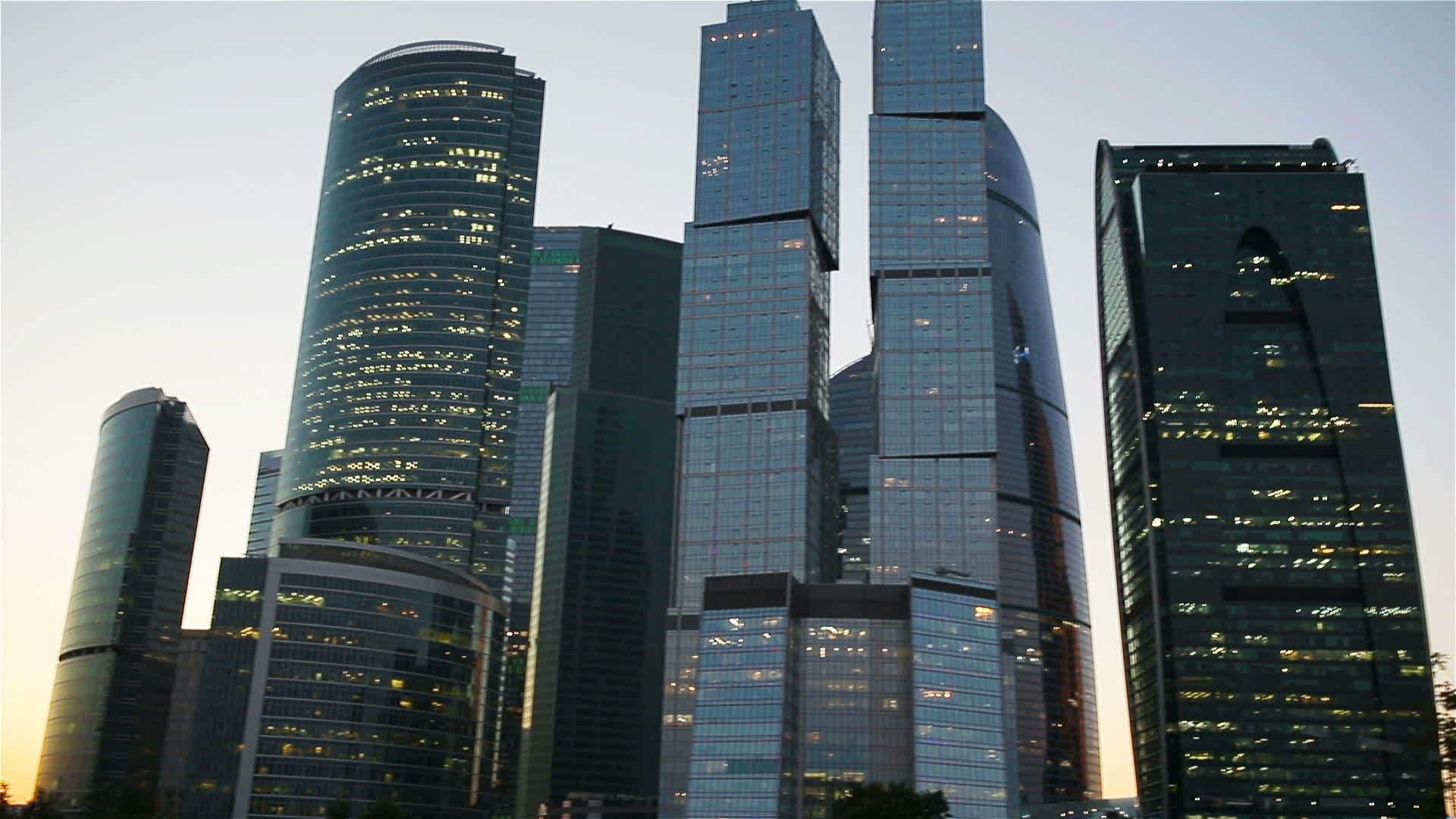 日落时的摩天大楼玻璃外观天空有阳光现代城市商业区视频的预览图