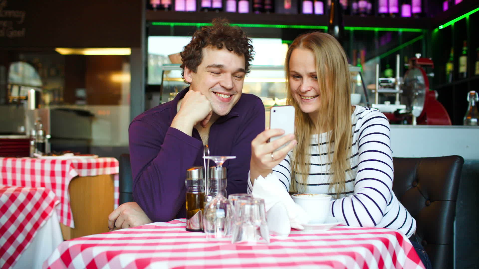 咖啡馆的年轻夫妇在智能手机上进行视频聊天视频的预览图
