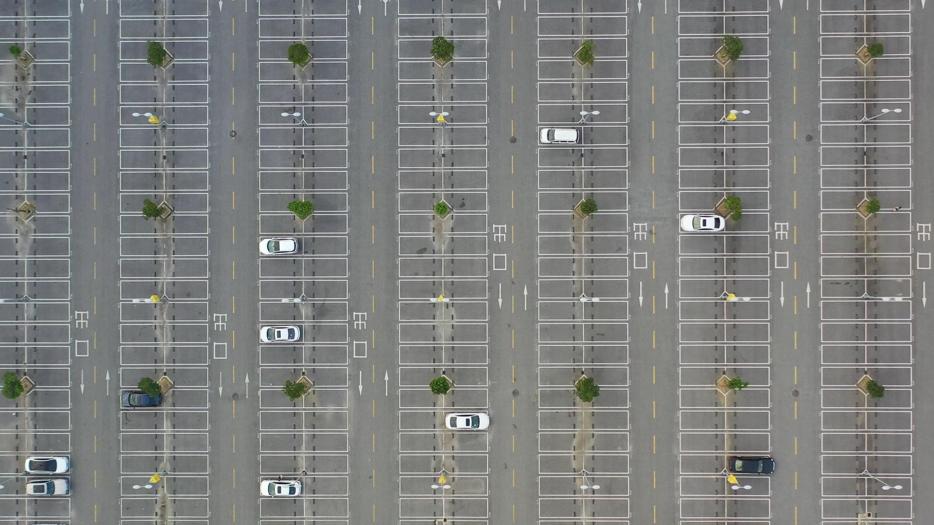 航拍户外空旷的停车场视频的预览图