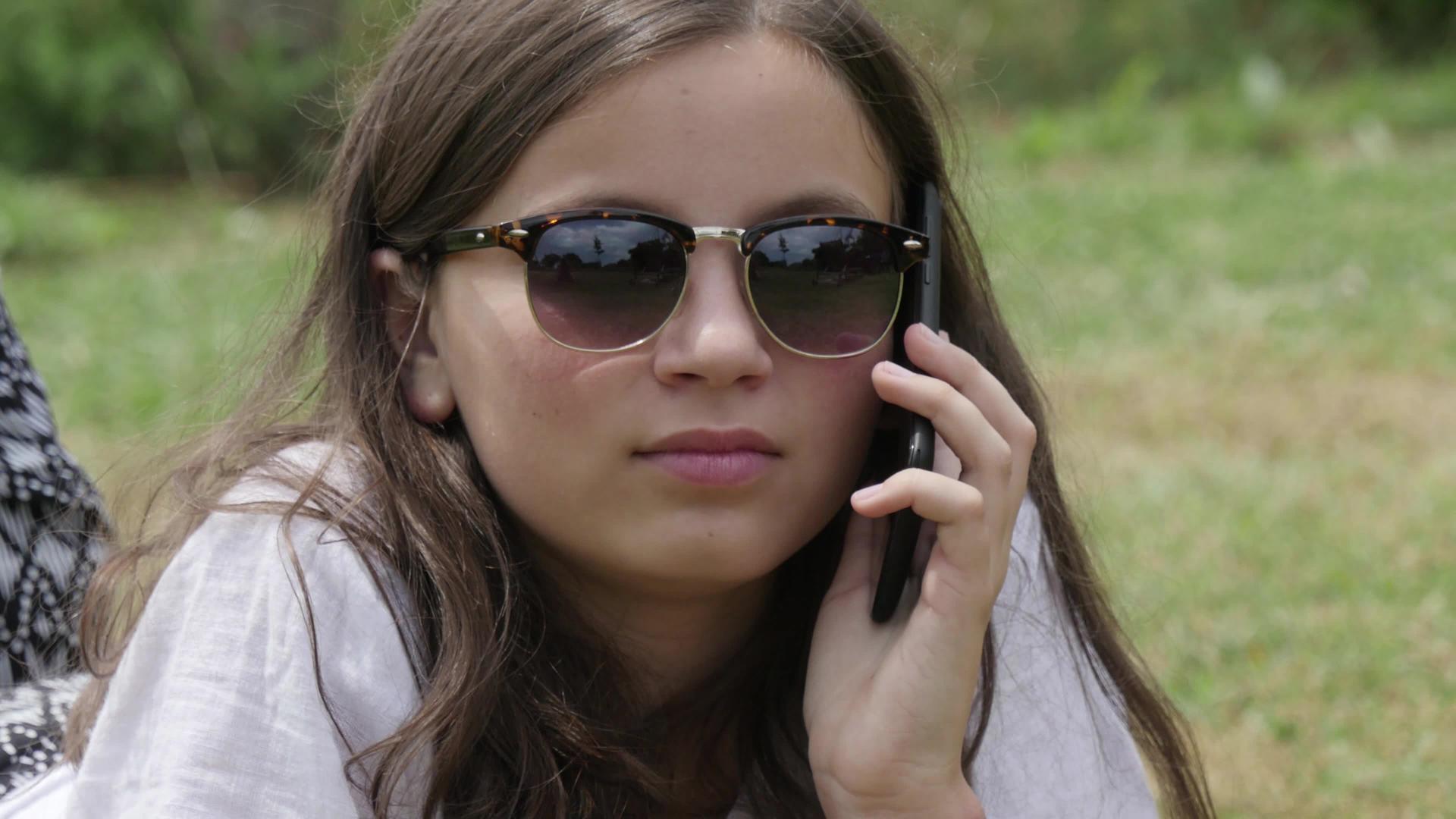 一个女孩戴着太阳镜在电话里说话视频的预览图