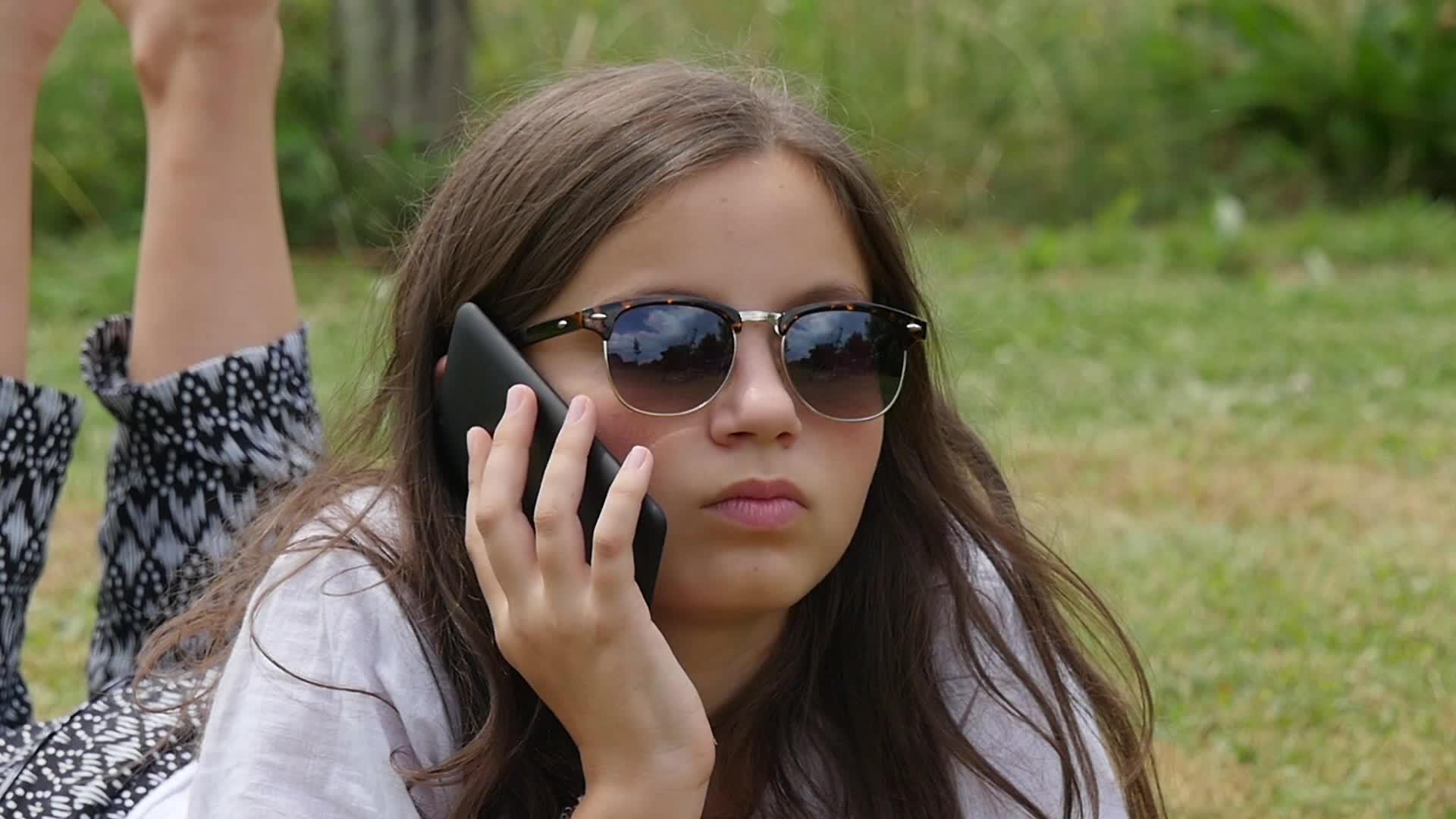 一个女孩戴着太阳镜在电话里说话视频的预览图