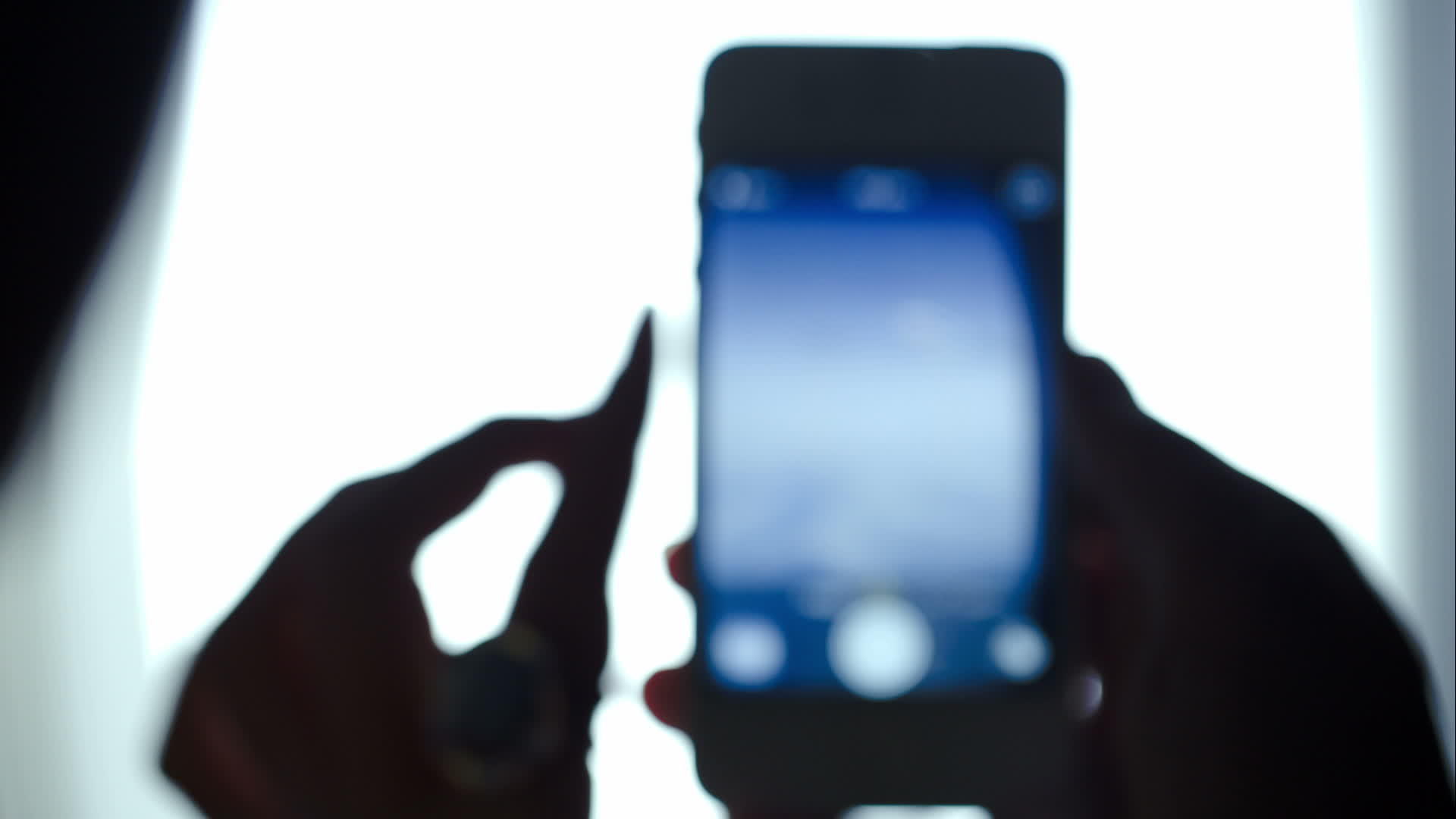 女人用智能电话从飞机上拍照视频的预览图