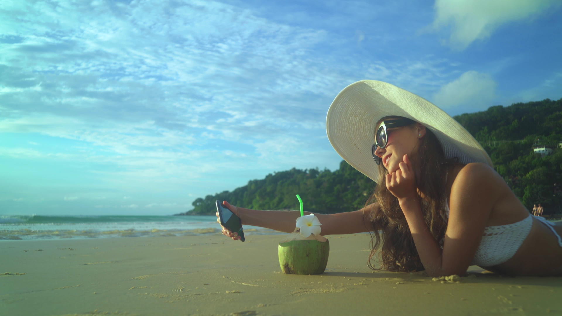 热带度假期间喝椰奶的女性视频的预览图
