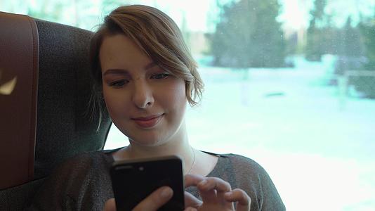 女孩用智能手机在互联网上搭便车视频的预览图