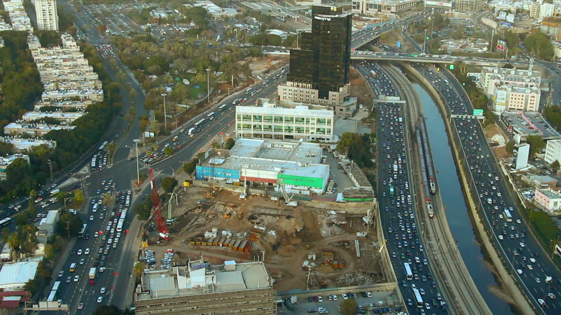 下午在城市空中观察电话Aviviv视频的预览图