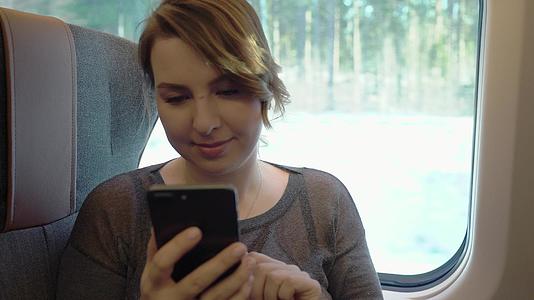 女孩用智能手机在互联网上搭便车视频的预览图