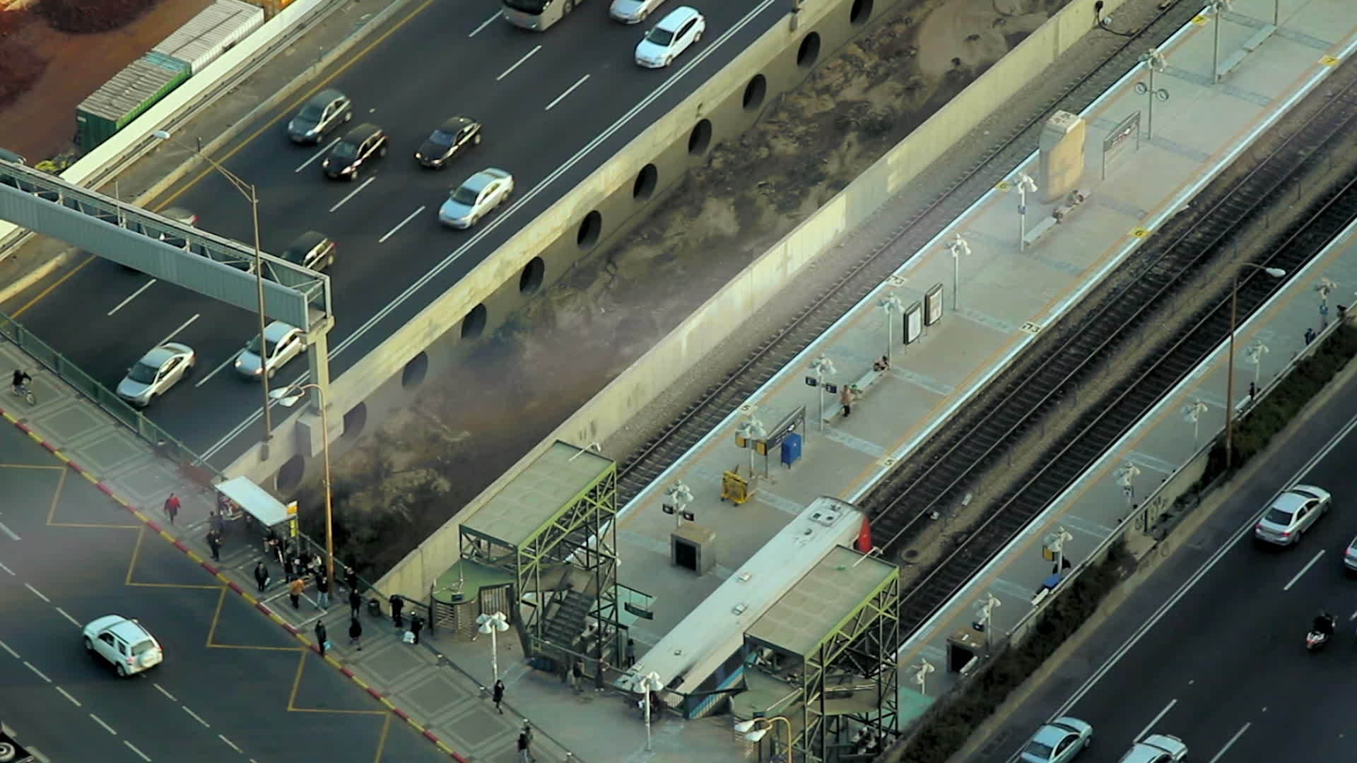 下午城市空中直角电话Aviv下午火车离开车站视频的预览图