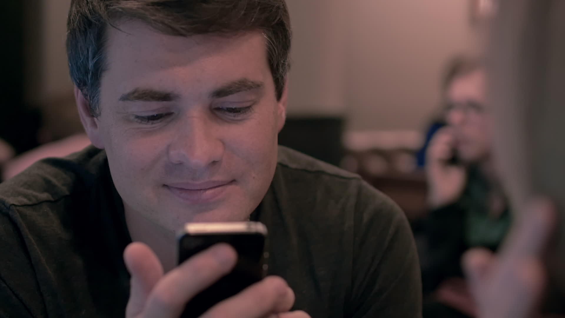 年轻男子使用手机时看起来很开心视频的预览图