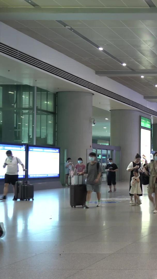 成都高铁站人流材料视频的预览图