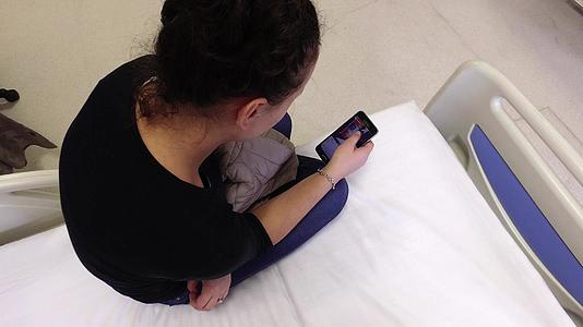 在社交网络上使用智能手机冲浪医院床位的美丽视频的预览图