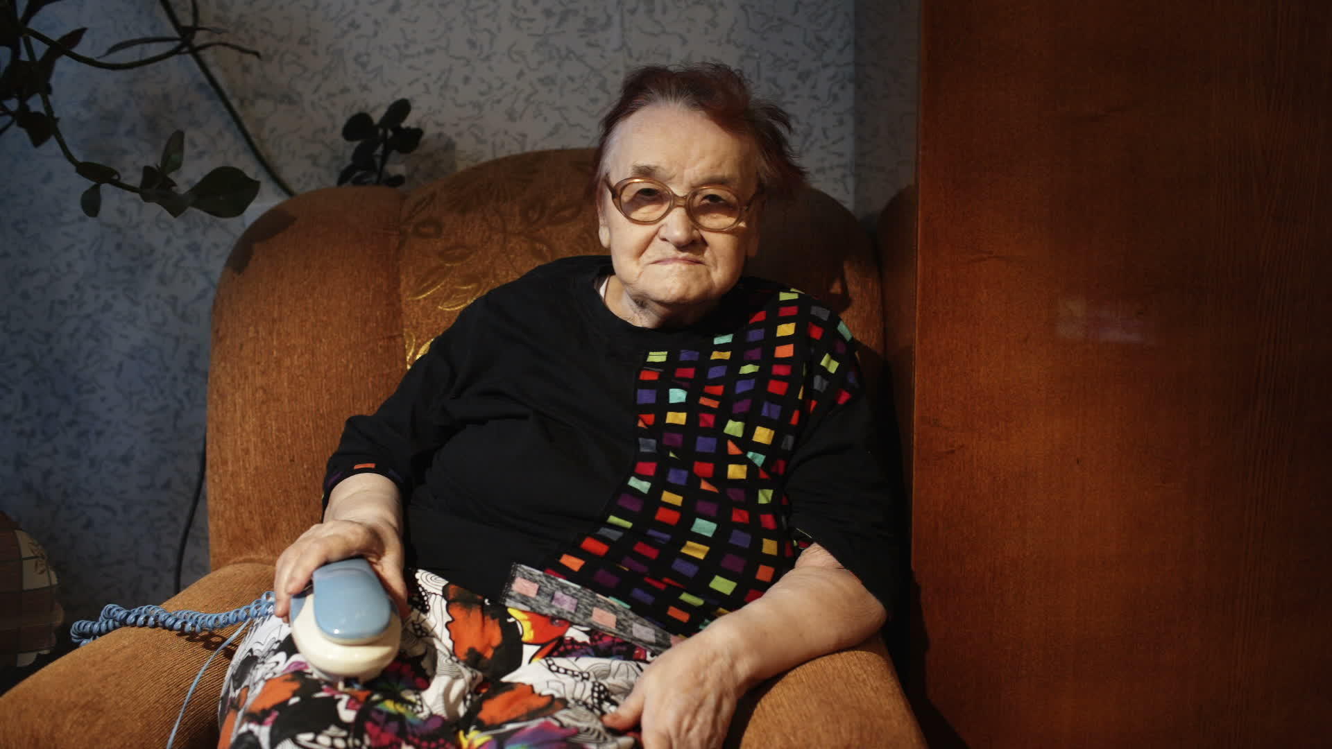 孤独的奶奶在家等电话视频的预览图