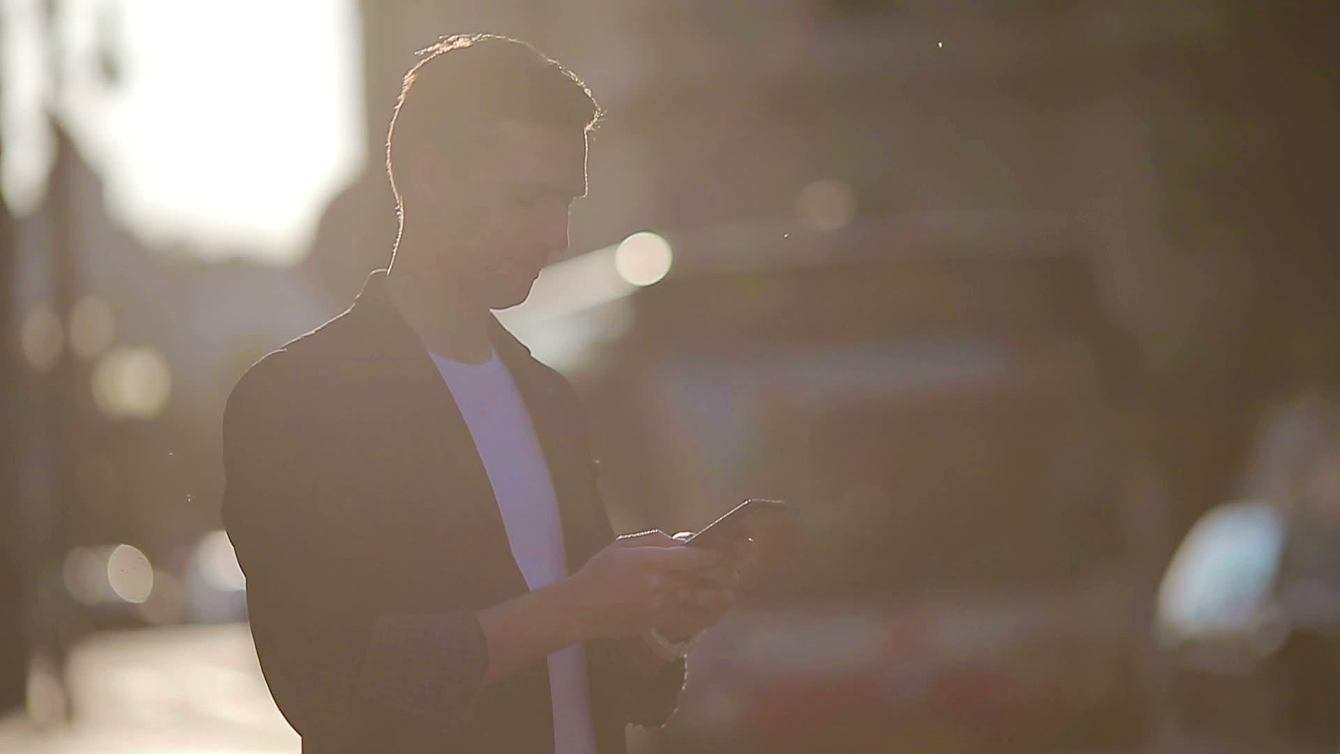 年轻男子在街上使用软光手机户外活动电话视频的预览图
