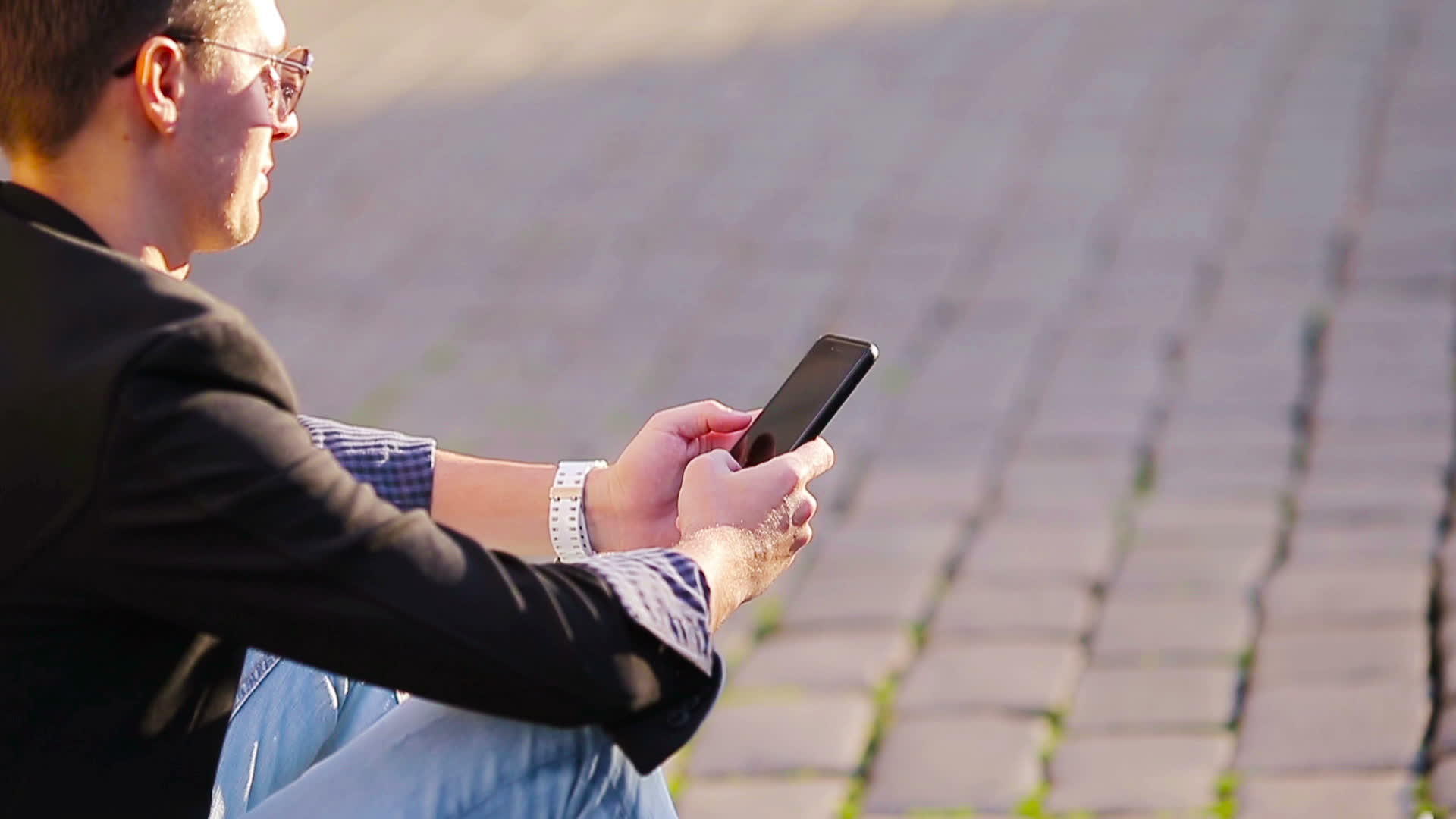 男性近亲手持手机在街上户外男性使用移动智能手机视频的预览图