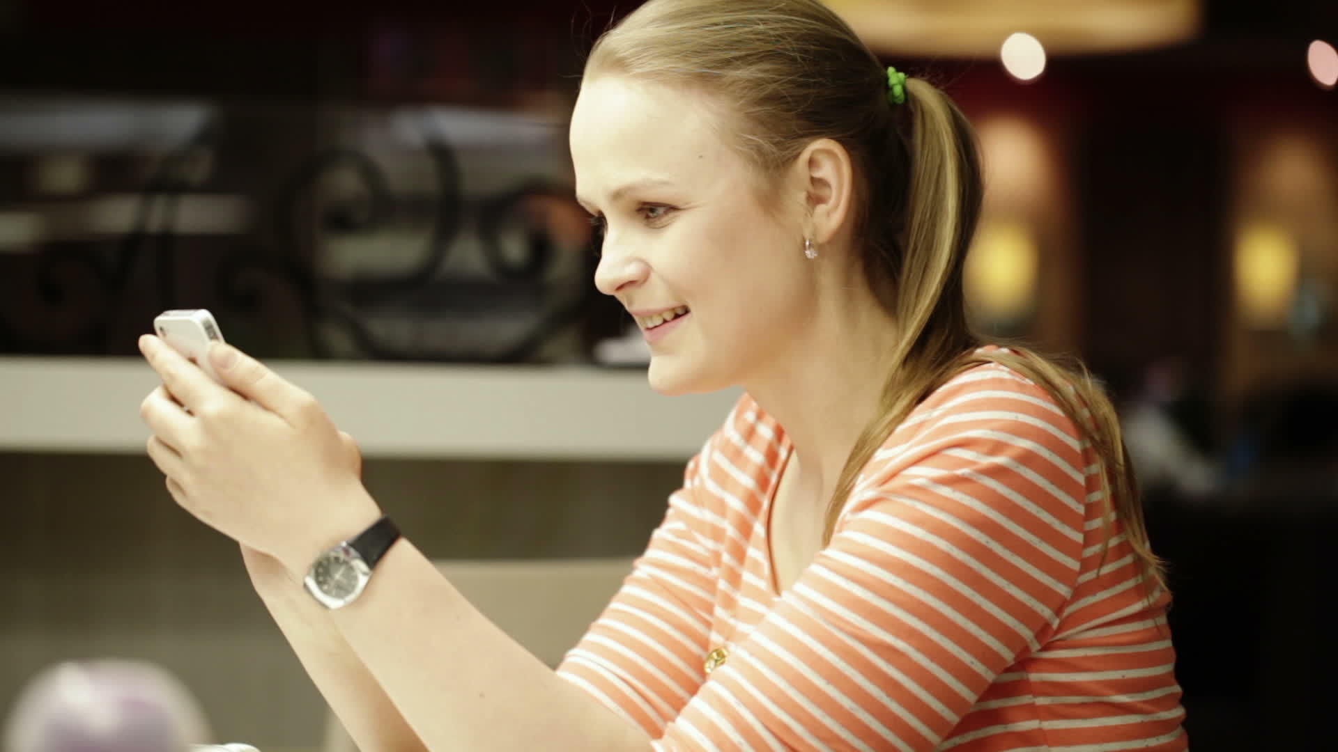 年轻美女在咖啡馆用智能手机聊天视频的预览图