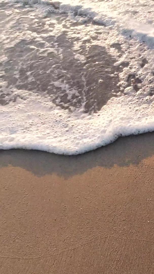 在海边沙滩上拍摄海浪起落的视频视频的预览图