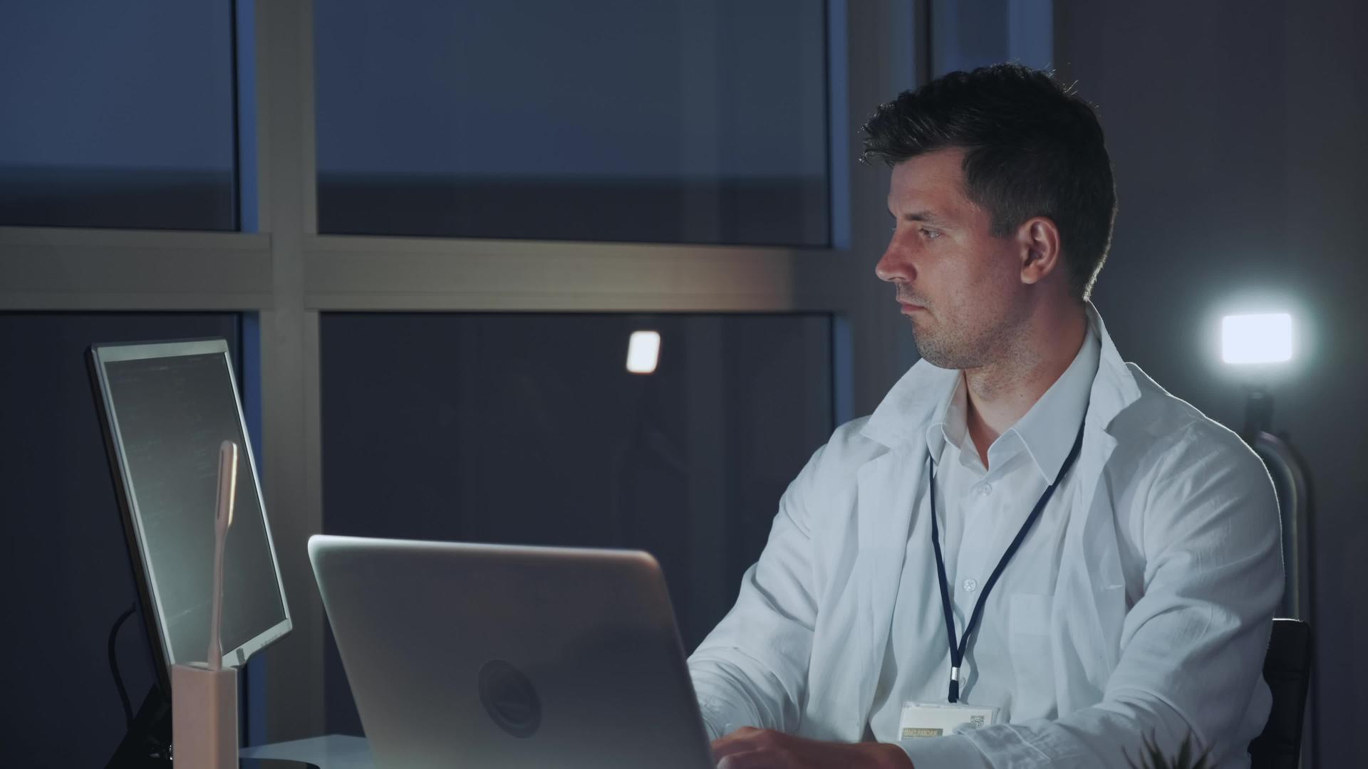 男性电子专家在现代实验室的计算机上工作视频的预览图