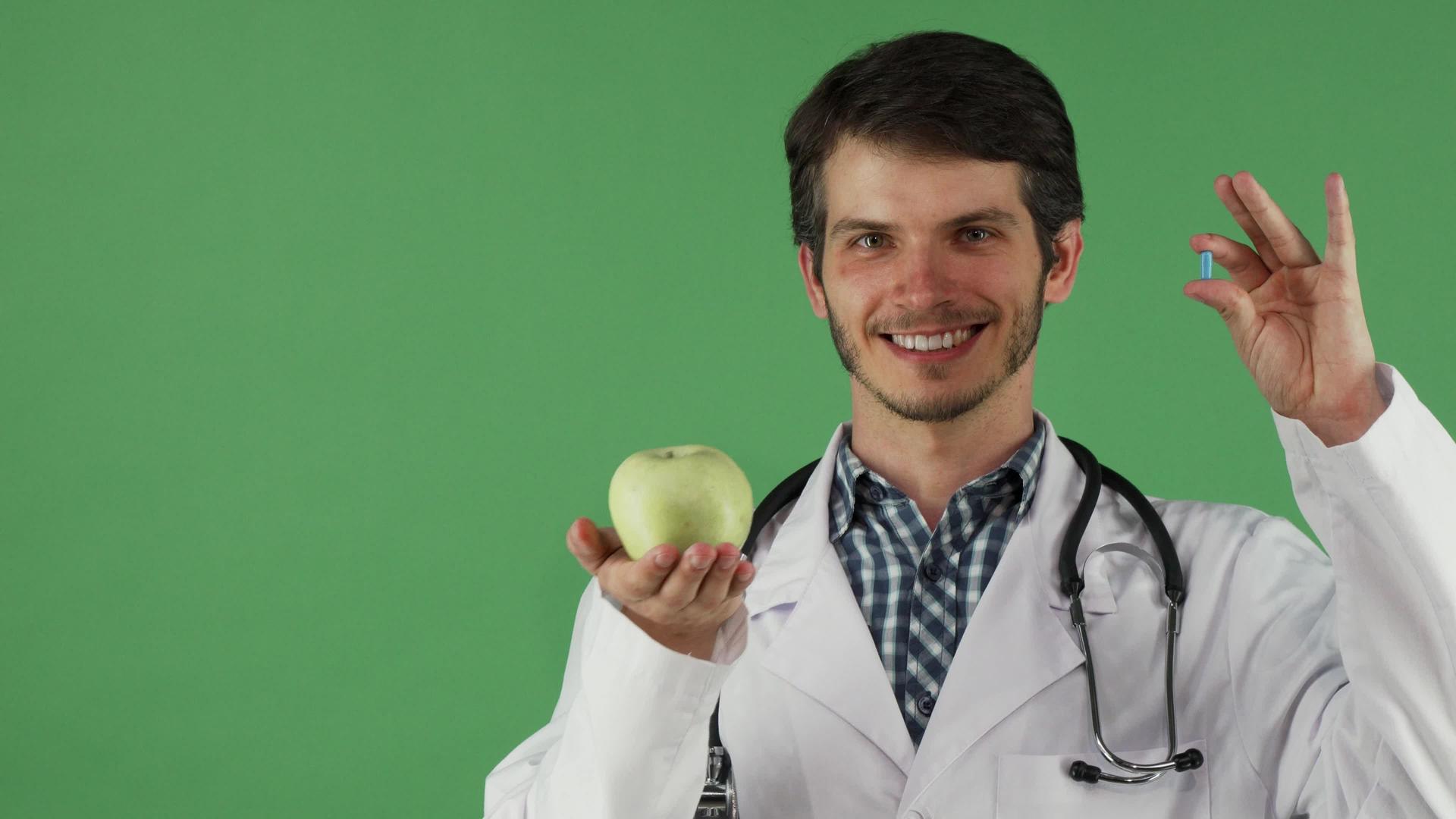 男医生有维生素药丸和苹果视频的预览图