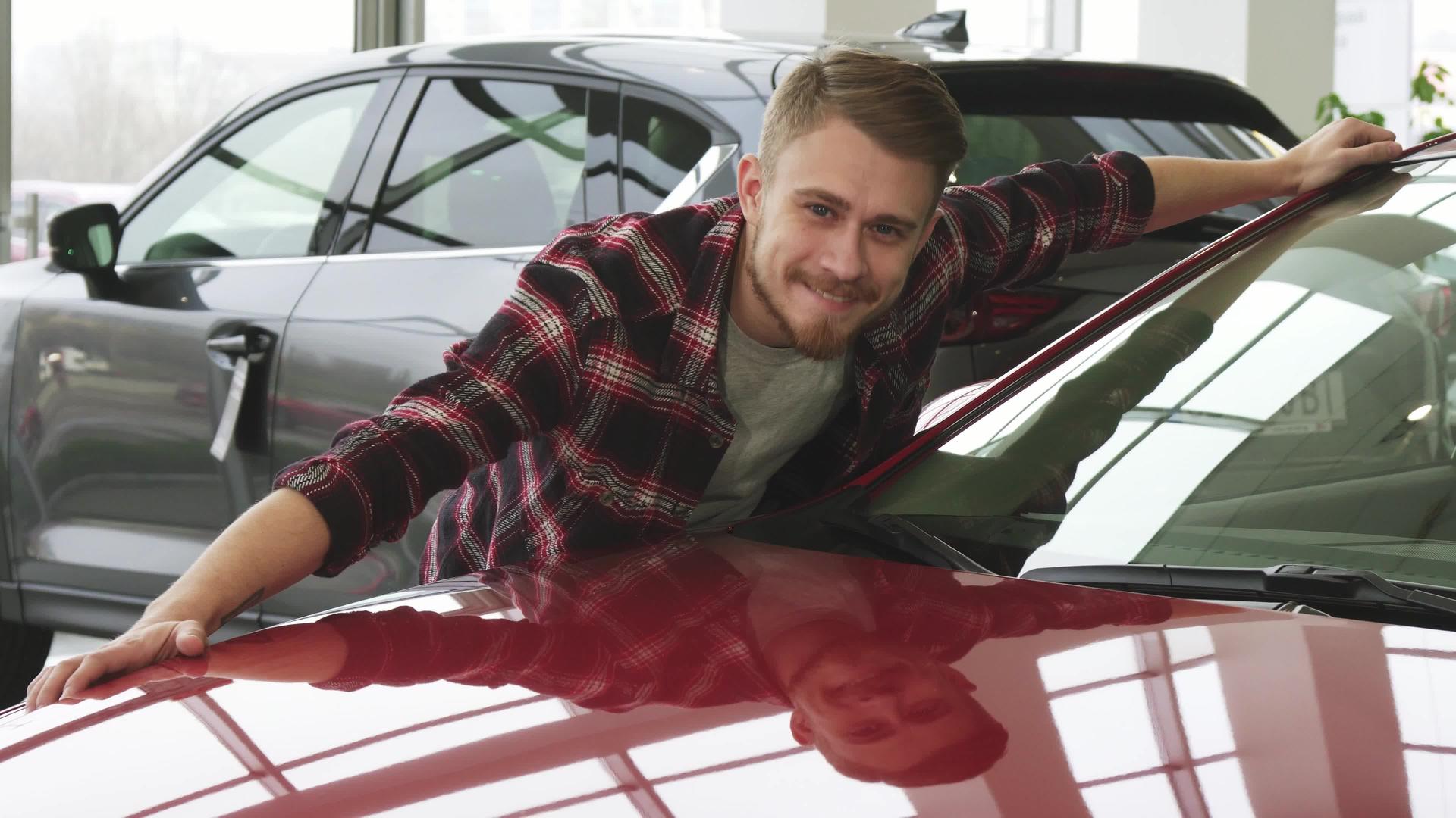 在经销商的沙龙里拥抱新车的帅哥长胡子满脸欢喜视频的预览图