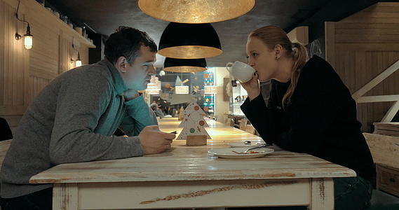 男人和女人在咖啡馆聊天视频的预览图