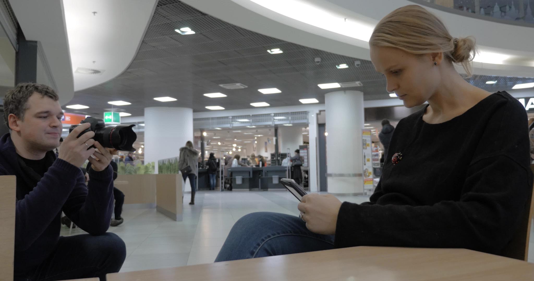 在购物中心制作智能手机的女性视频校对Portnoy视频的预览图