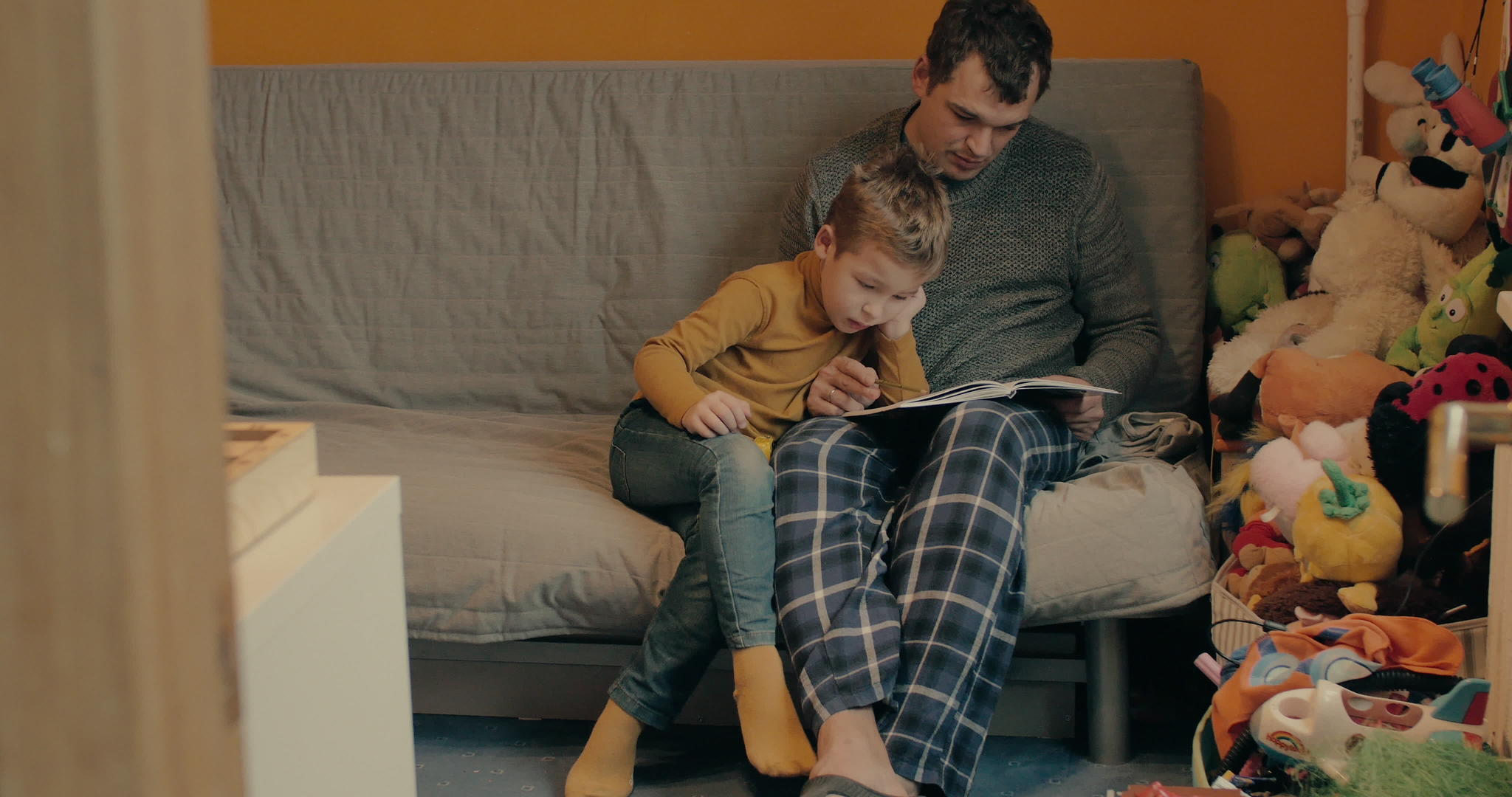 在家和父亲一起学习的男孩视频的预览图