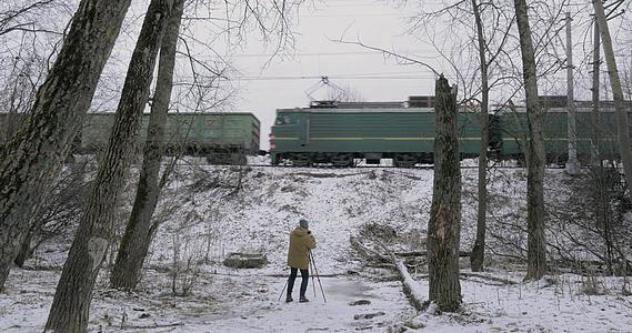 制作冬季货运列车的片段视频的预览图