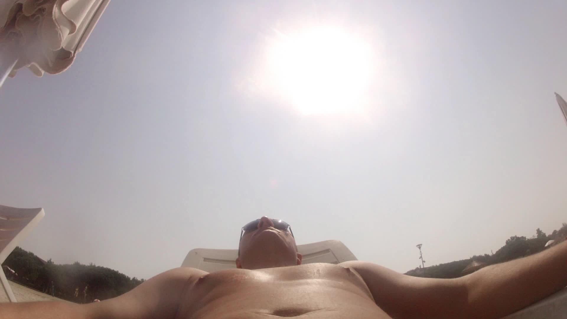 年轻男子日光浴视频的预览图