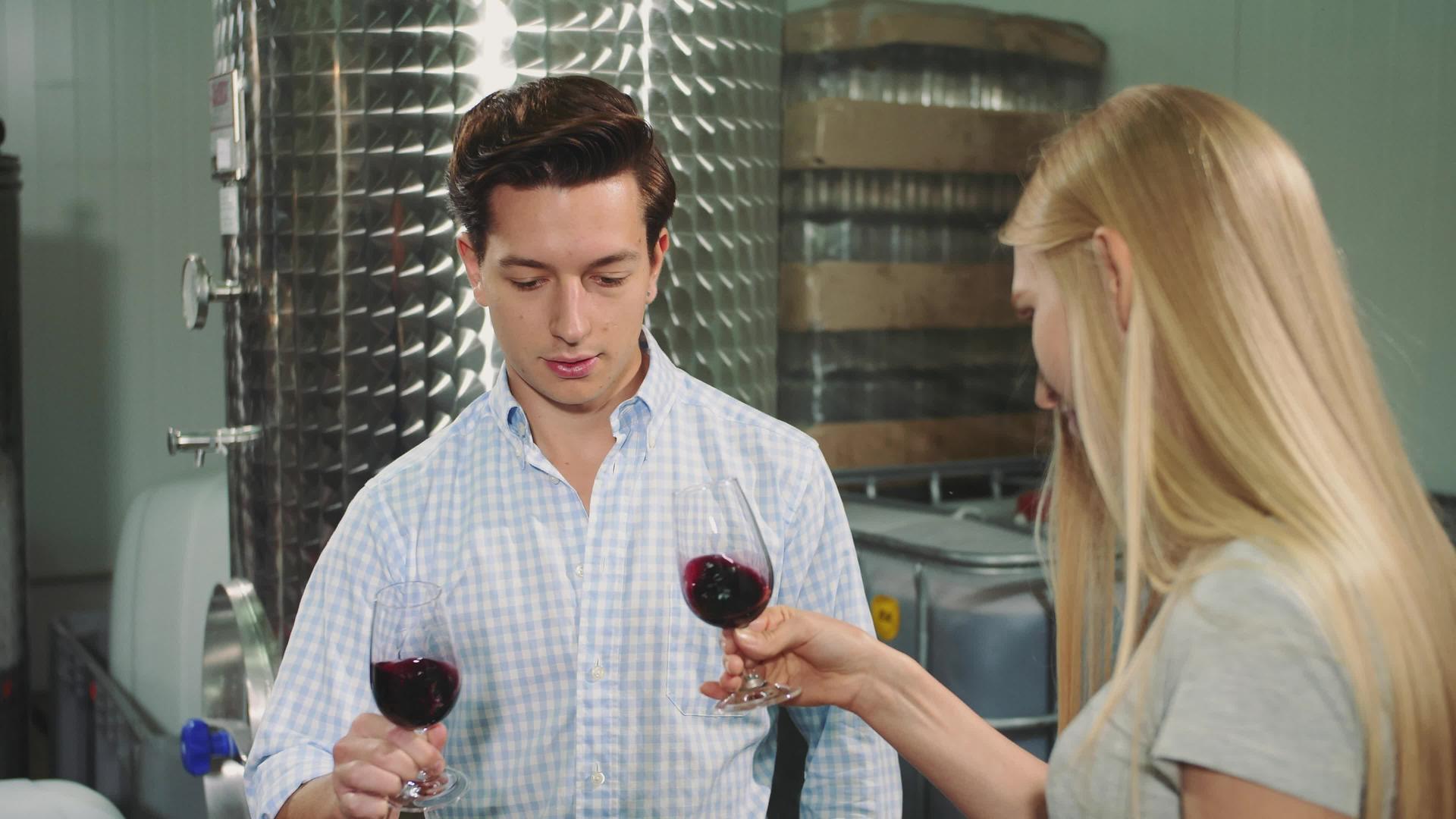 人们用甜酒来贬低葡萄酒视频的预览图