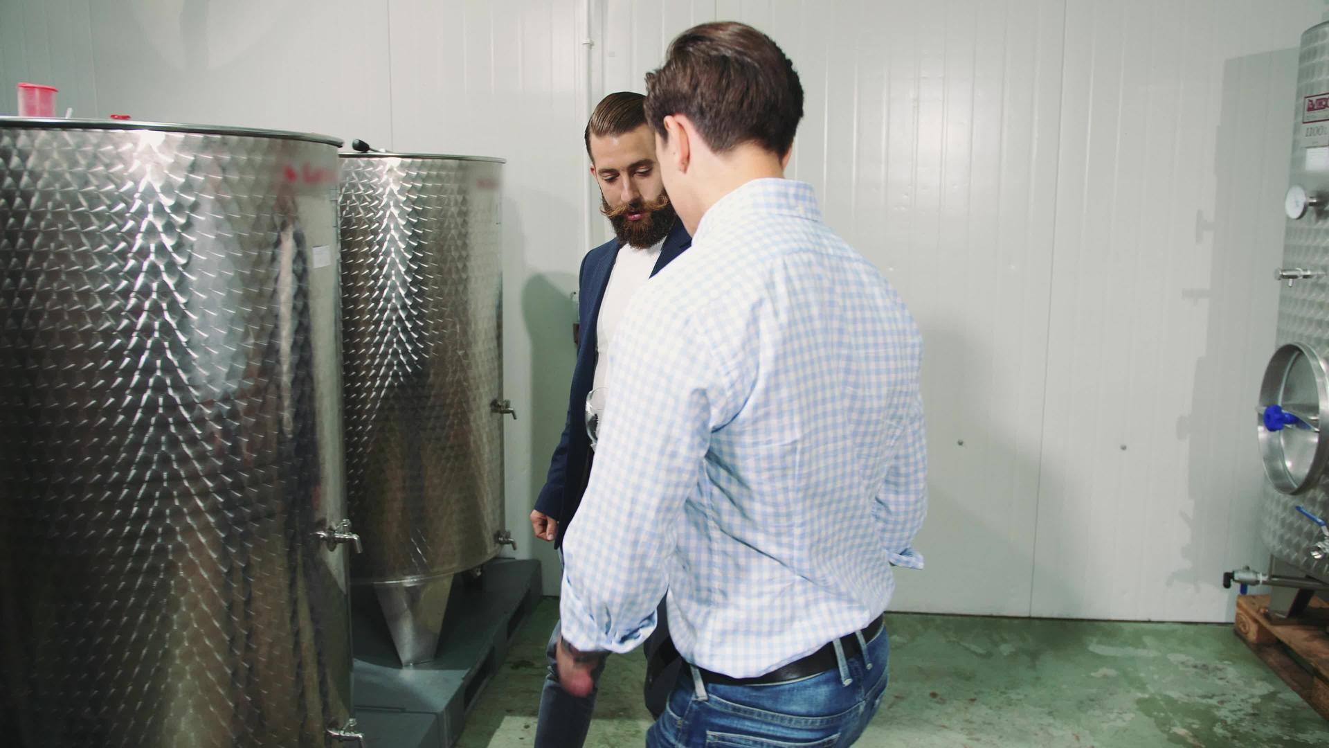 男人倒新的白葡萄酒从桶到酒的味道视频的预览图
