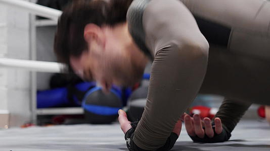 职业运动员在健身房的地板上推动运动视频的预览图