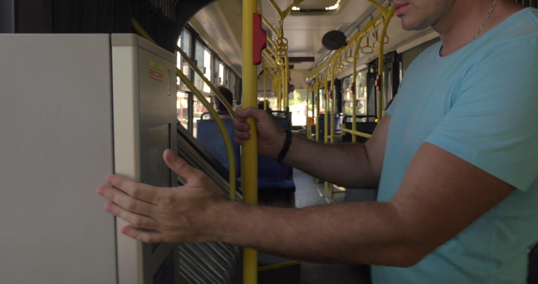 男子使用公共汽车票机视频的预览图
