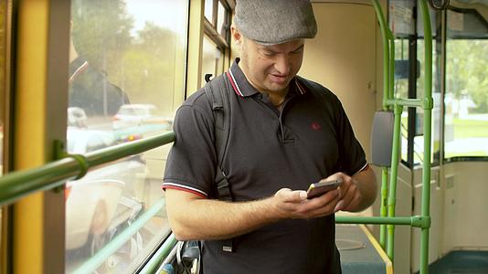 在移动公共汽车上使用智能手机的人视频的预览图
