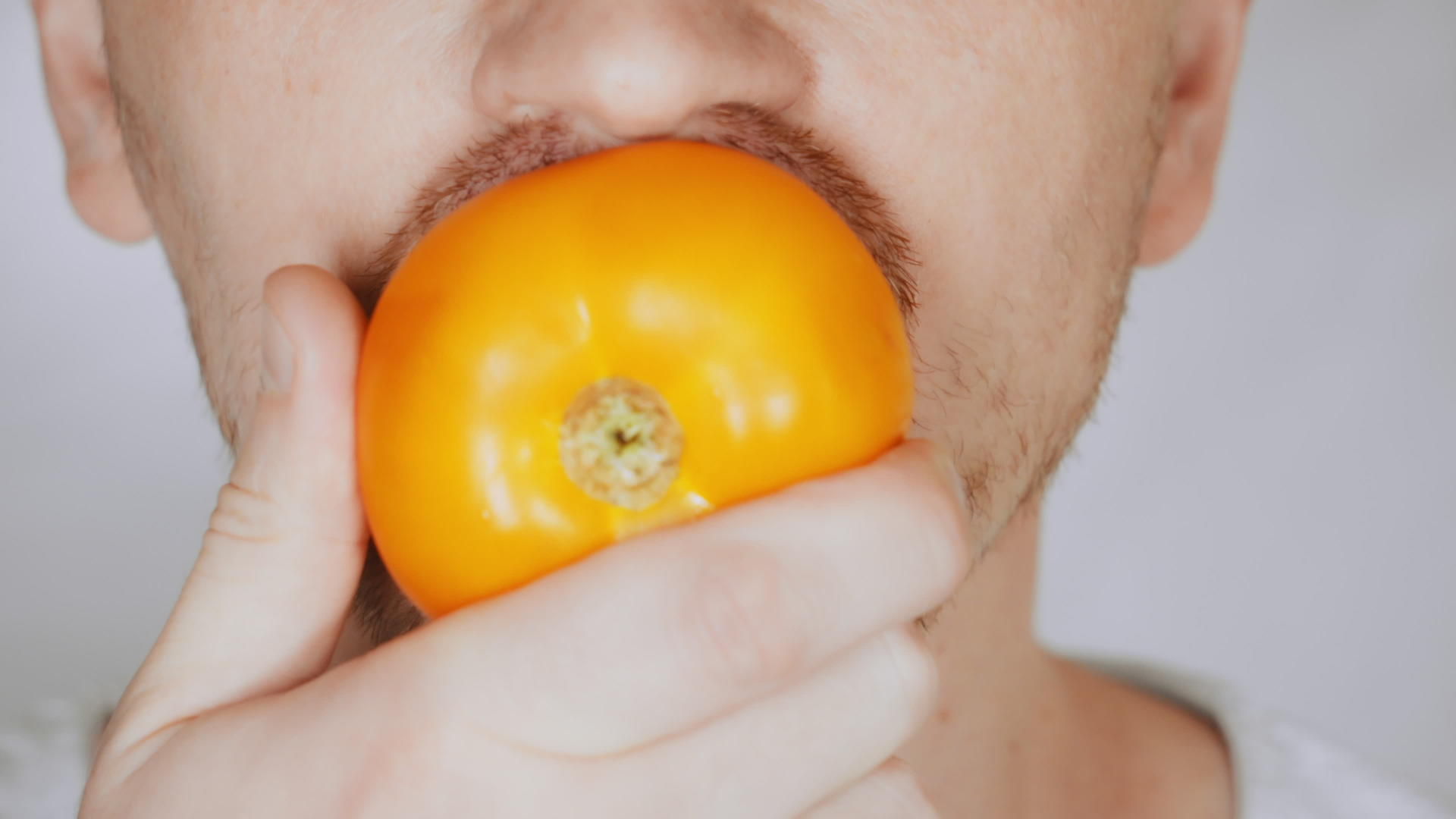 漂亮的男人吃西红柿视频的预览图