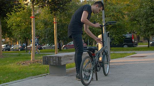 男人准备骑自行车骑自行车骑自行车视频的预览图