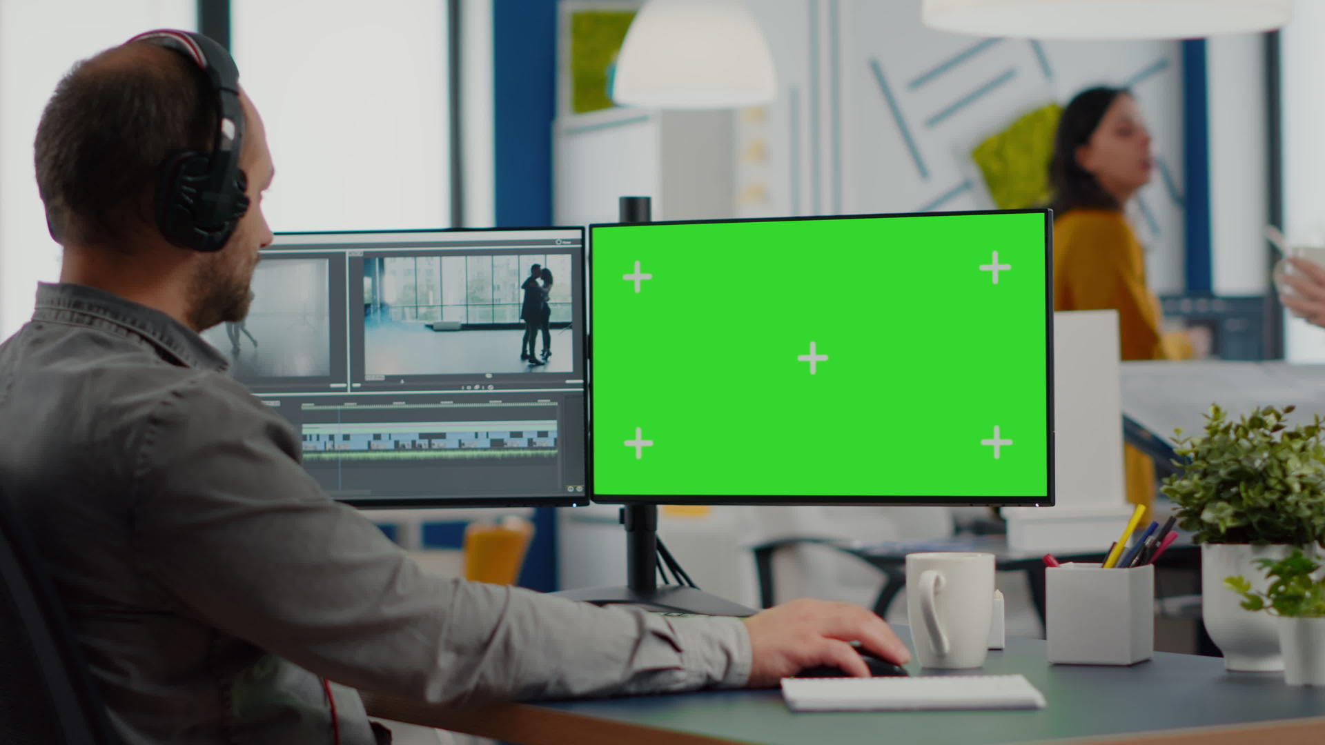 人文视频摄影师使用绿色屏幕计算机和耳机视频的预览图