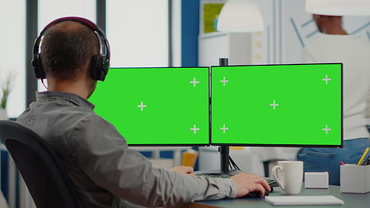 员工使用双面薄膜安装绿屏耳机视频的预览图
