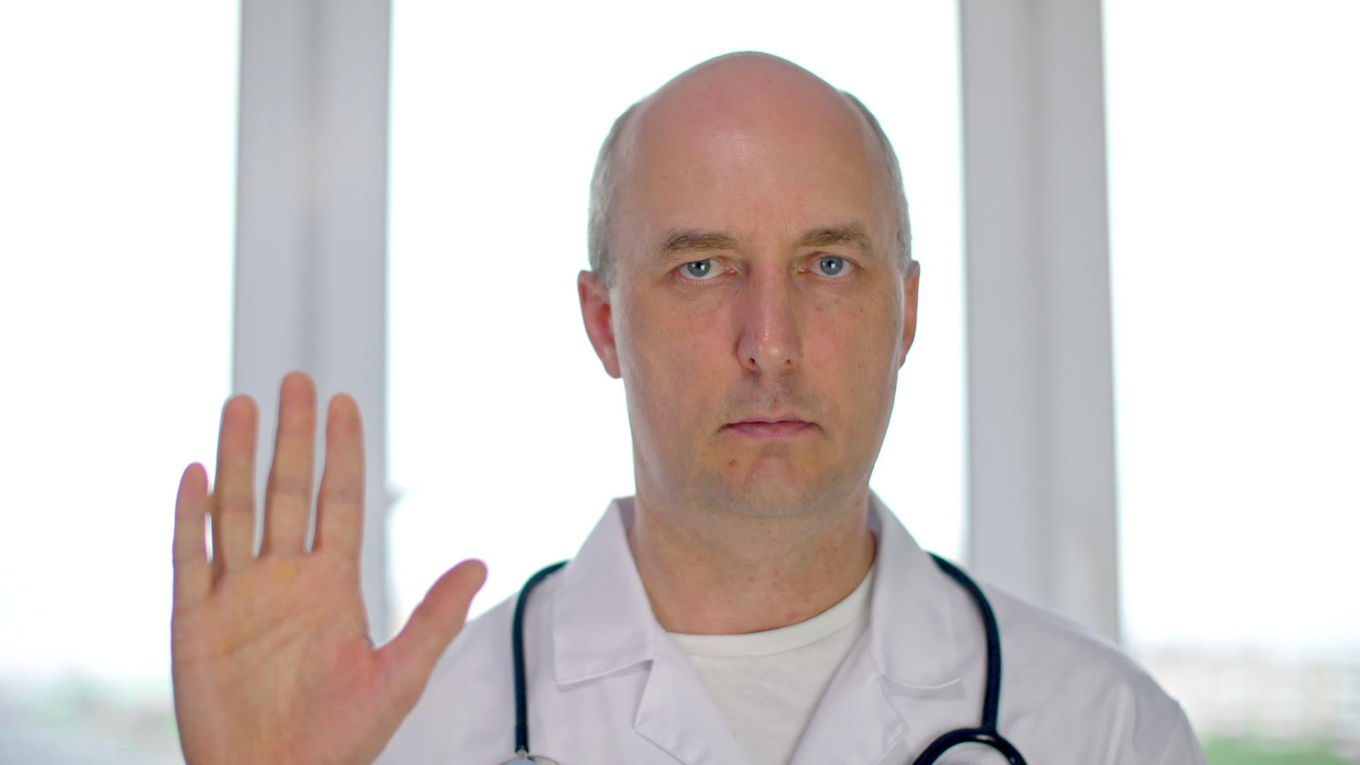 男医生展示他的手掌让病人放心前置摄像头的执业医生建议保留它视频的预览图