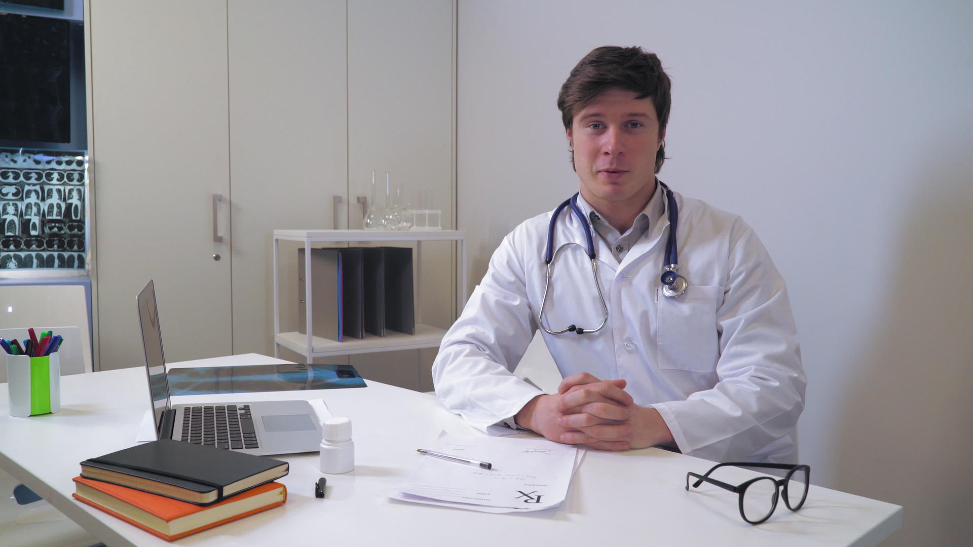 诊所的年轻专业医生视频的预览图