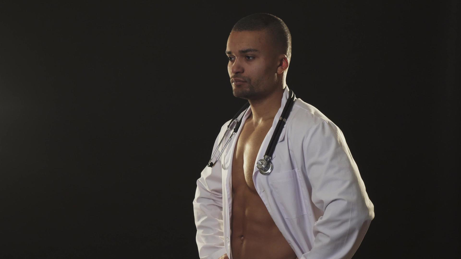 帅帅的男医生身体肌肉在镜头前眨眼视频的预览图