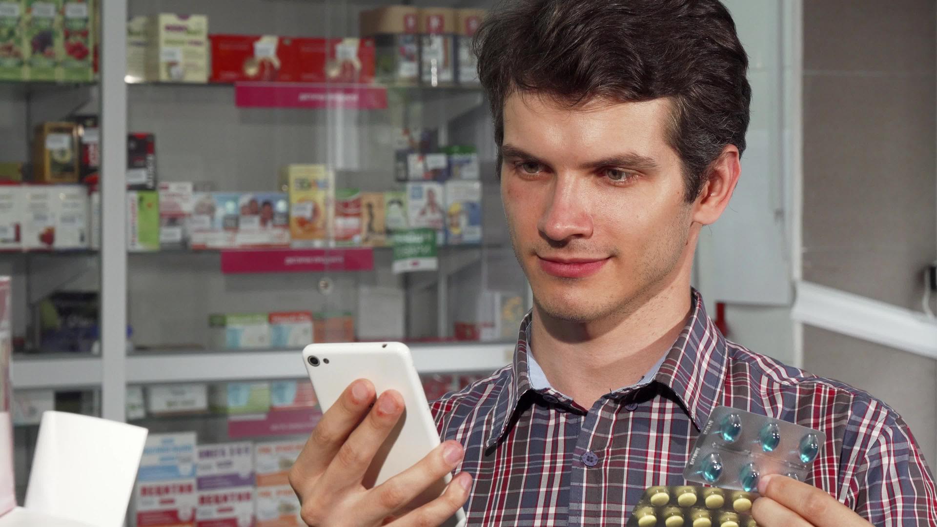 年轻人在药店买药视频的预览图